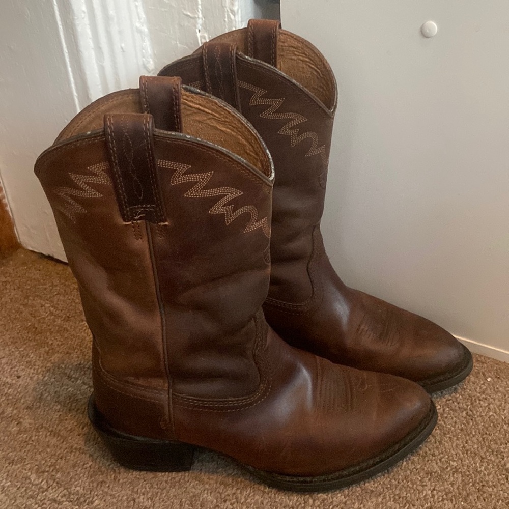 Ariat cowboy cowgirl boots. Mens size 8EE. Euro size 41W. Women’s size 9.5-10.